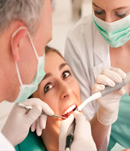 <h4>Rehabilitación Odontológica Integral</h4>Mantenemos debidamente informados a todos nuestros pacientes sobre el factor beneficio/riesgo en cada tratamiento dental.